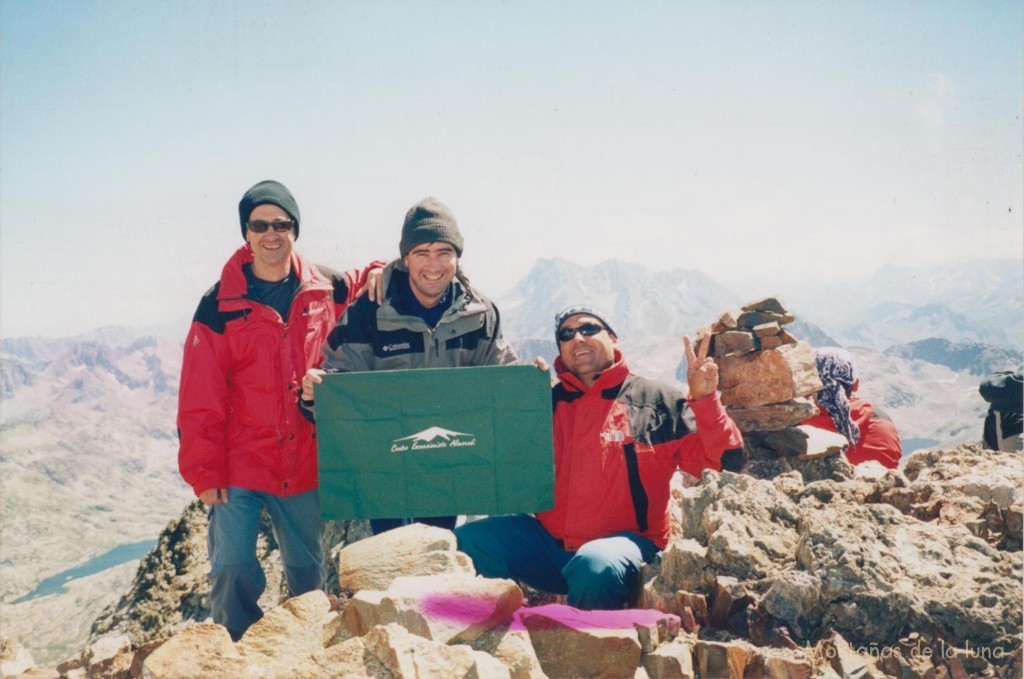 De izquierda a derecha: Jesús, Joaquín y Paco en la cima del Infierno Central, 3.083 mts.